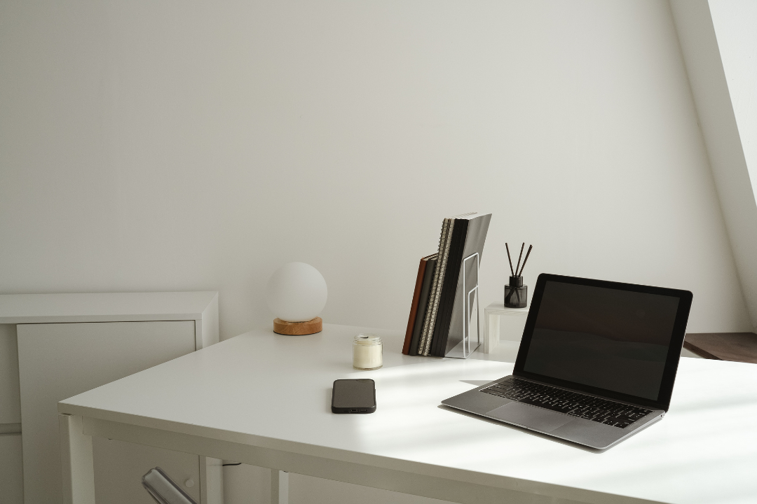 A clean desk setup with a laptop, SEO strategy diagrams, and simple blogging tools, emphasizing fast and effective SEO-friendly blog creation.